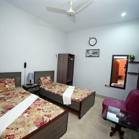 Season Inn Karachi Buitenkant foto