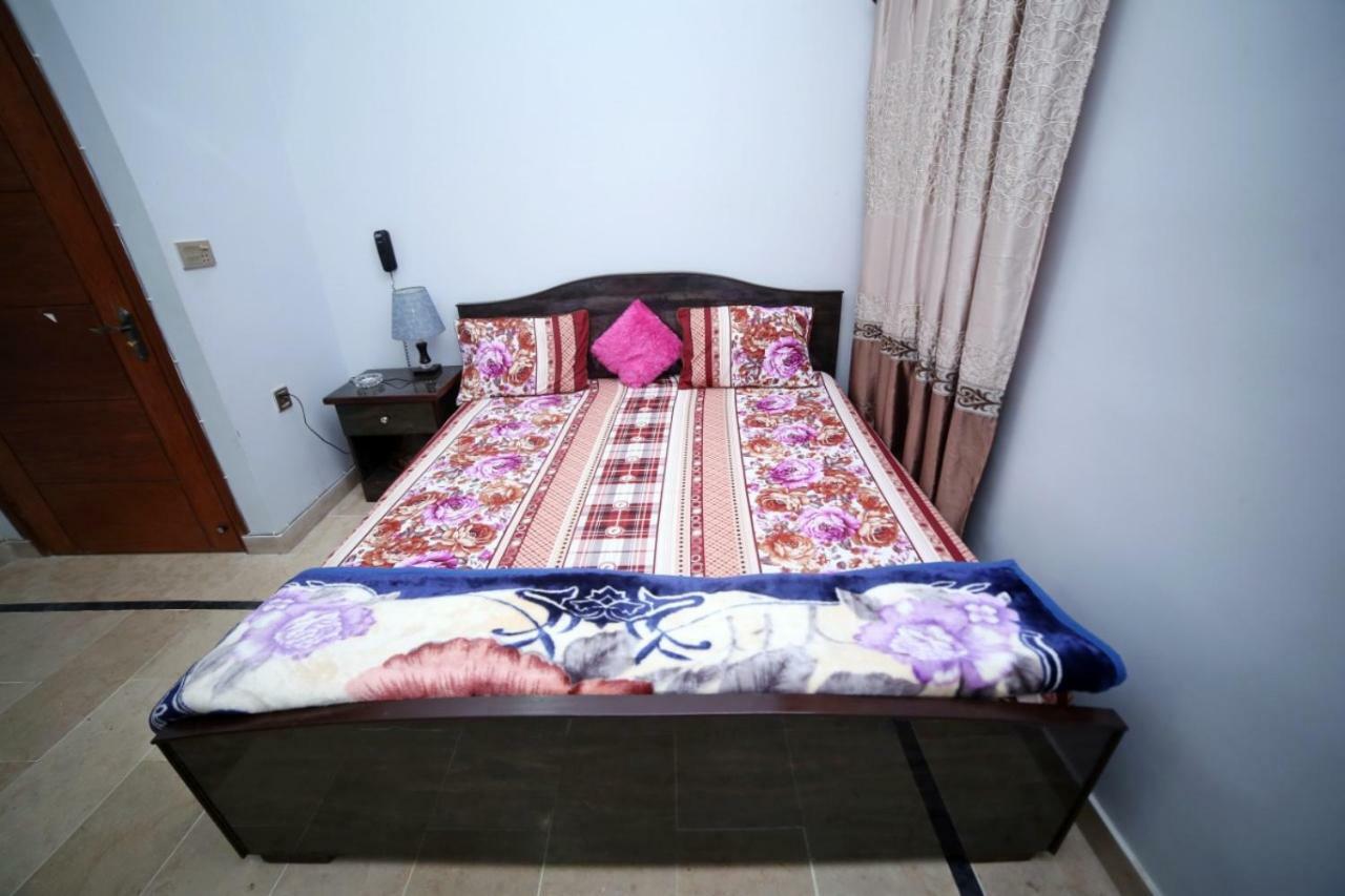 Season Inn Karachi Buitenkant foto