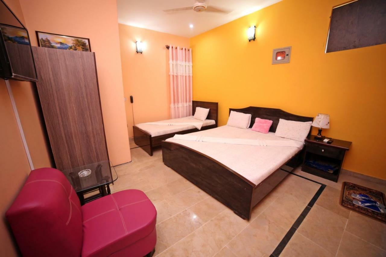 Season Inn Karachi Buitenkant foto