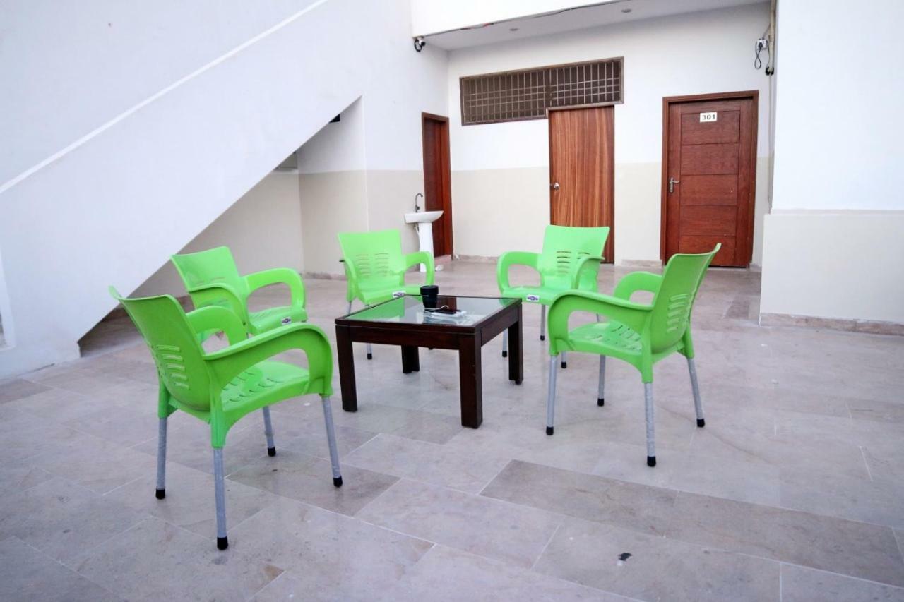Season Inn Karachi Buitenkant foto