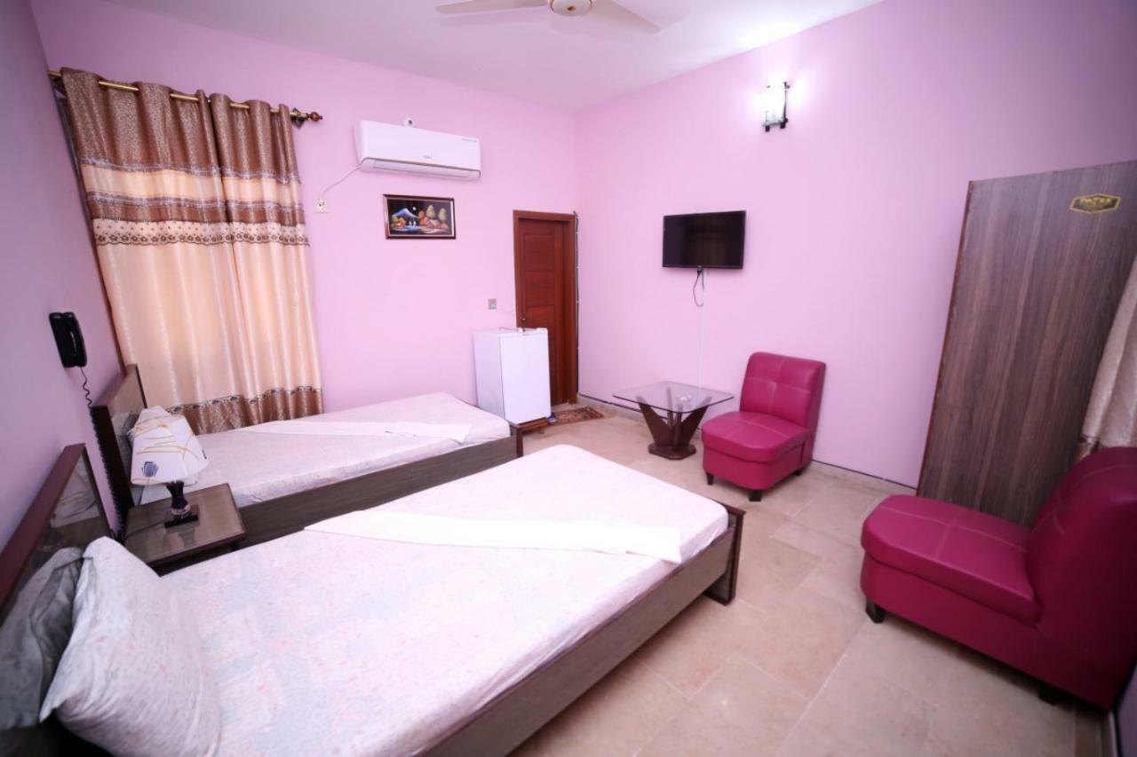 Season Inn Karachi Buitenkant foto