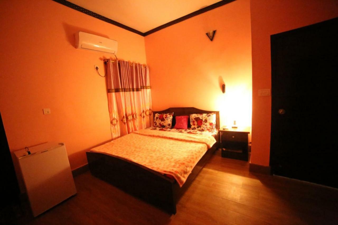 Season Inn Karachi Buitenkant foto