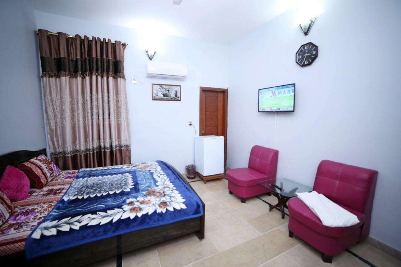Season Inn Karachi Buitenkant foto